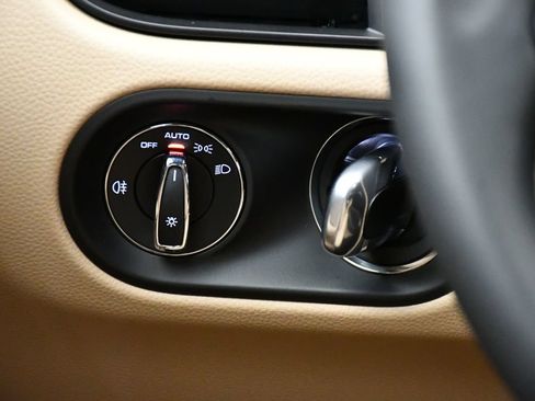 Certified 2026 Porsche Macan AWD/4WD image 25