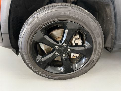 Used 2023 Jeep Grand Cherokee L Laredo AWD/4WD image 37