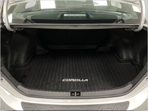 Used 2018 Toyota Corolla SE FWD image 6