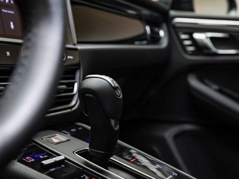 Used 2025 Porsche Macan image 28