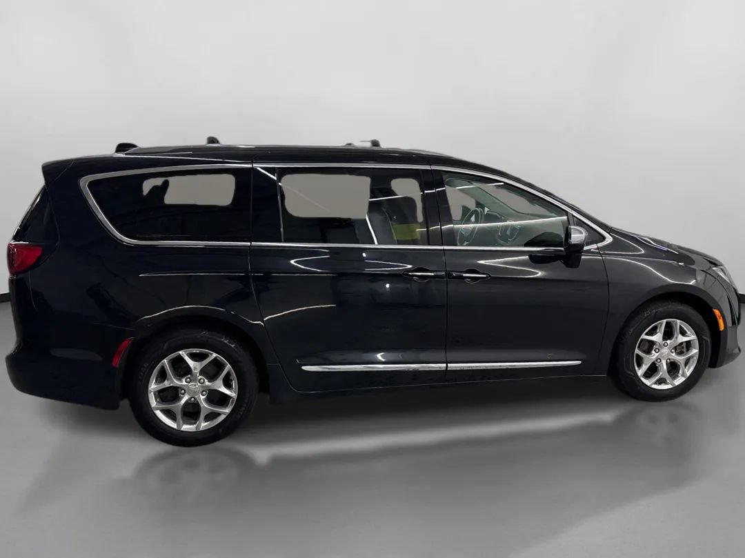 Used 2017 Chrysler Pacifica Limited FWD image 11