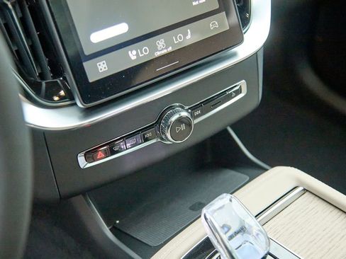 New 2026 Volvo XC90 T8 Plus w/ Protection Package Premier AWD/4WD image 16