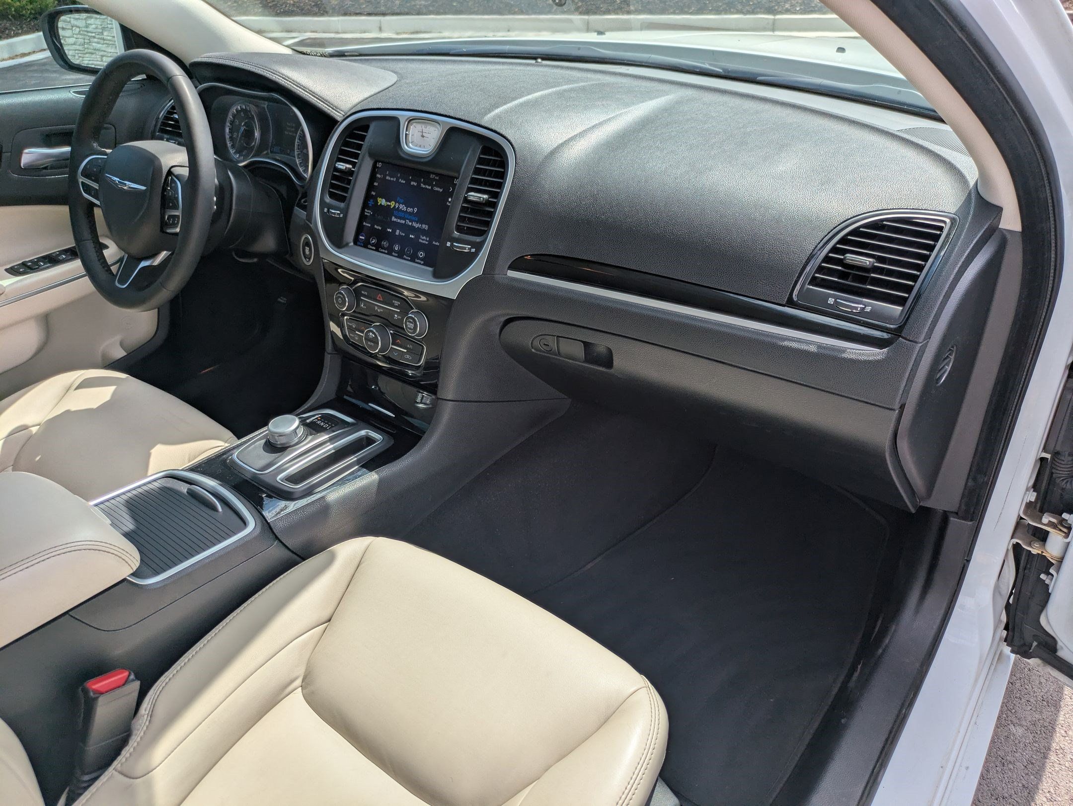 Used 2023 Chrysler 300 Touring L w/ Safetytec Plus Group RWD image 31