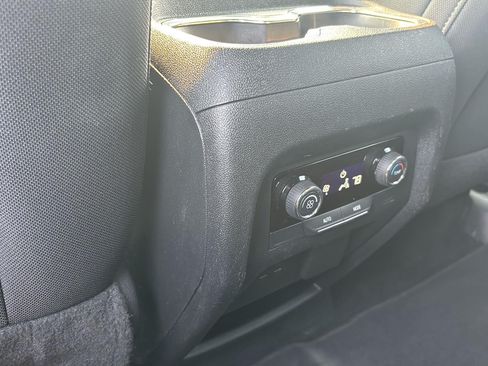 Used 2024 Chevrolet Traverse LT AWD/4WD image 9