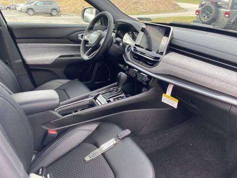 New 2026 Jeep Compass Latitude image 10