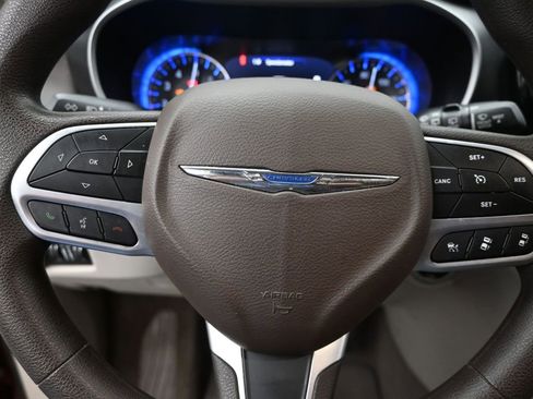 Used 2020 Chrysler Pacifica Touring w/ Advanced Safetytec Group image 15