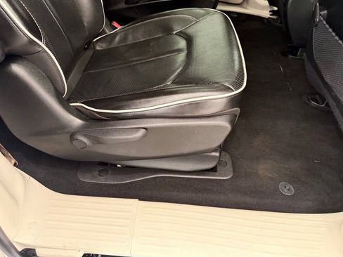 Used 2023 Chrysler Pacifica Limited FWD image 30