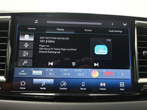 Used 2024 Chrysler Pacifica Touring-L FWD image 16