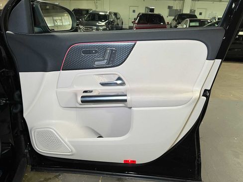 Used 2025 Mercedes-Benz GLA 250 4MATIC image 10