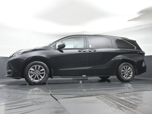 Used 2026 Toyota Sienna XLE AWD/4WD image 33