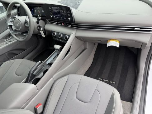 Certified 2025 Hyundai Elantra SE w/ Cargo Package image 25