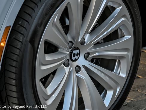 Used 2024 Bentley Bentayga image 13