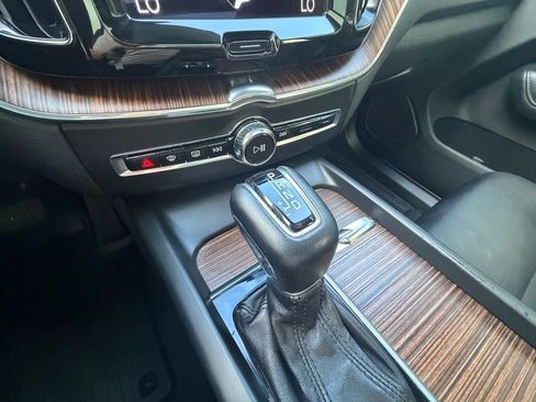 Used 2021 Volvo XC60 T5 Momentum w/ Premium Package FWD image 28