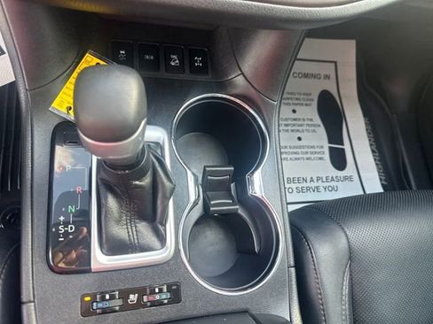Used 2017 Toyota Highlander Limited image 24