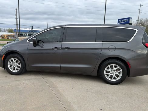Used 2017 Chrysler Pacifica Touring image 10