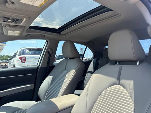 Used 2019 Toyota Camry SE w/ Convenience Package FWD image 10