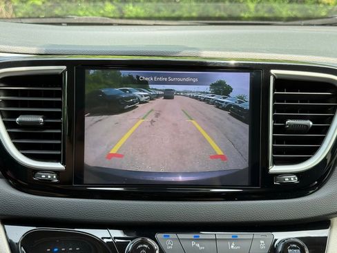 Used 2023 Chrysler Pacifica Touring-L FWD image 42