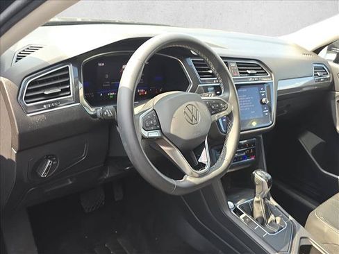 Used 2022 Volkswagen Tiguan SE w/ Panoramic Sunroof Package FWD image 10