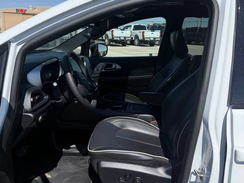 Used 2025 Chrysler Pacifica Limited FWD image 7