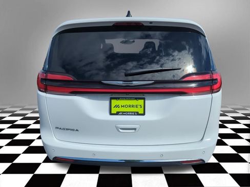 Used 2025 Chrysler Pacifica Select FWD image 6