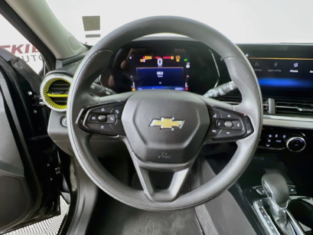 Used 2025 Chevrolet Trax LT FWD image 12