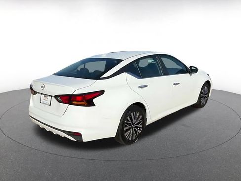 Used 2025 Nissan Altima 2.5 SV FWD image 12