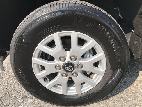 Certified 2024 Toyota Tacoma SR5 AWD/4WD image 12