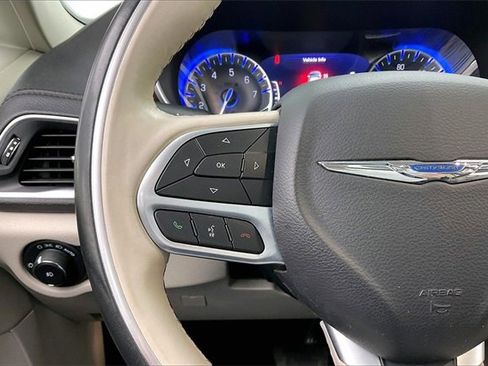 Used 2020 Chrysler Pacifica Limited image 23