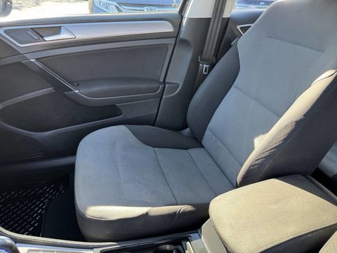 Used 2016 Volkswagen e-Golf SE image 5