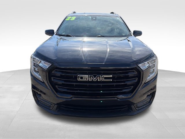 Used 2023 GMC Terrain SLT w/ Infotainment Package II FWD image 2