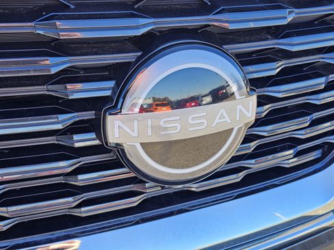 Used 2023 Nissan Rogue SL w/ SL Premium Package image 3