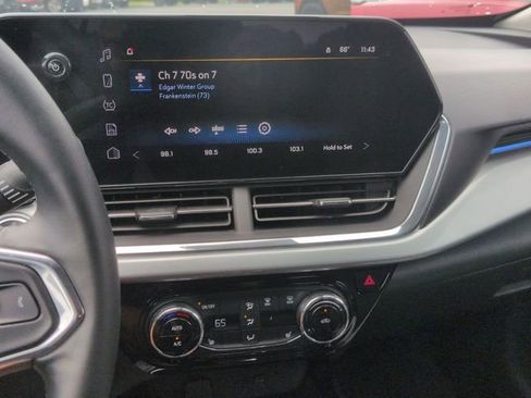 Used 2025 Chevrolet Trax LT w/ LT Convenience Package FWD image 20