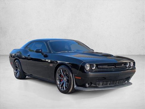 Used 2015 Dodge Challenger SRT RWD image 3