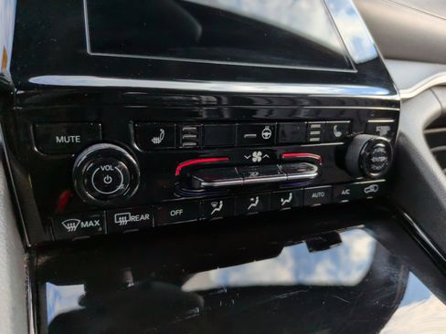 Used 2023 Jeep Grand Cherokee L Laredo image 18