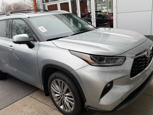 Used 2025 Toyota Highlander Platinum image 3
