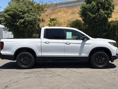 Used 2025 Honda Ridgeline Black Edition image 3