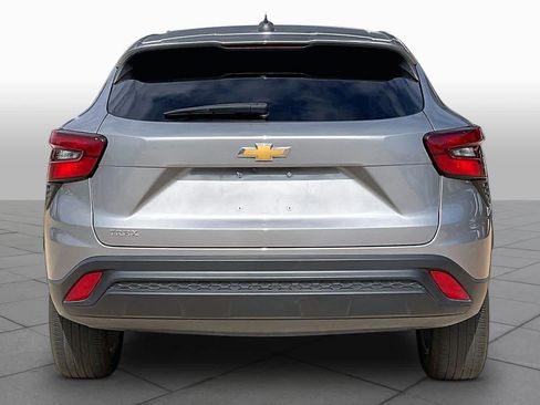 Used 2024 Chevrolet Trax LS w/ LS Convenience Package FWD image 4
