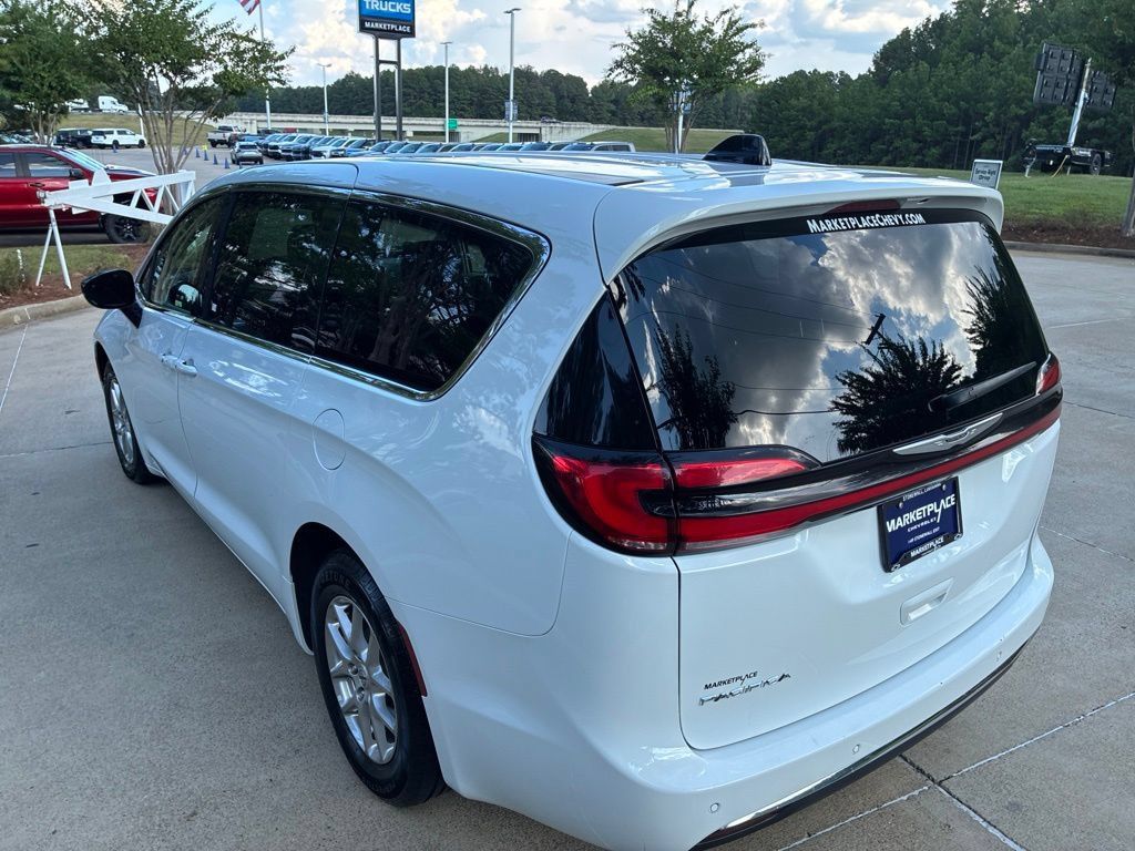 Used 2024 Chrysler Pacifica Touring-L FWD image 9