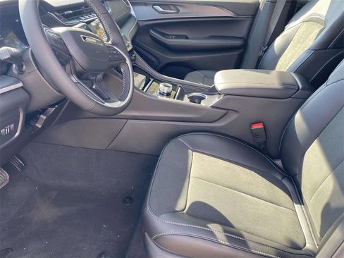 New 2025 Jeep Grand Cherokee Laredo image 12