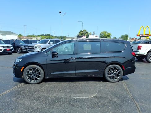 Used 2025 Chrysler Pacifica Limited FWD image 7