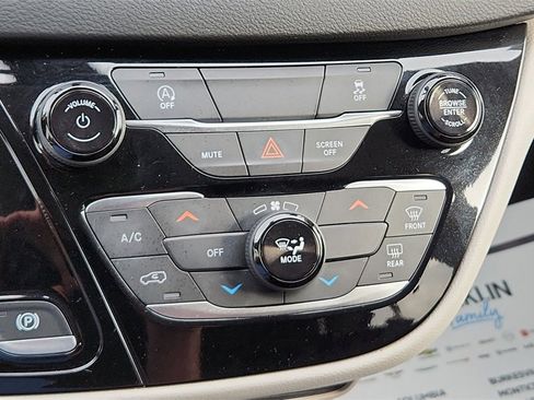 Used 2022 Chrysler Voyager LX image 22