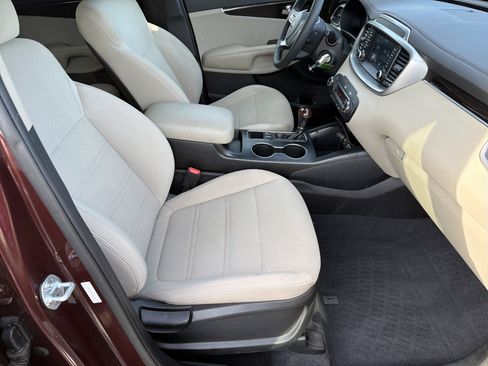 Used 2019 Kia Sorento FWD V6 image 11