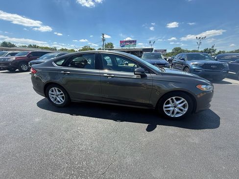 Used 2016 Ford Fusion SE FWD image 2