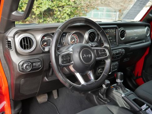 Used 2020 Jeep Wrangler Unlimited Sahara w/ Uconnect 4C Nav & Sound Group image 4