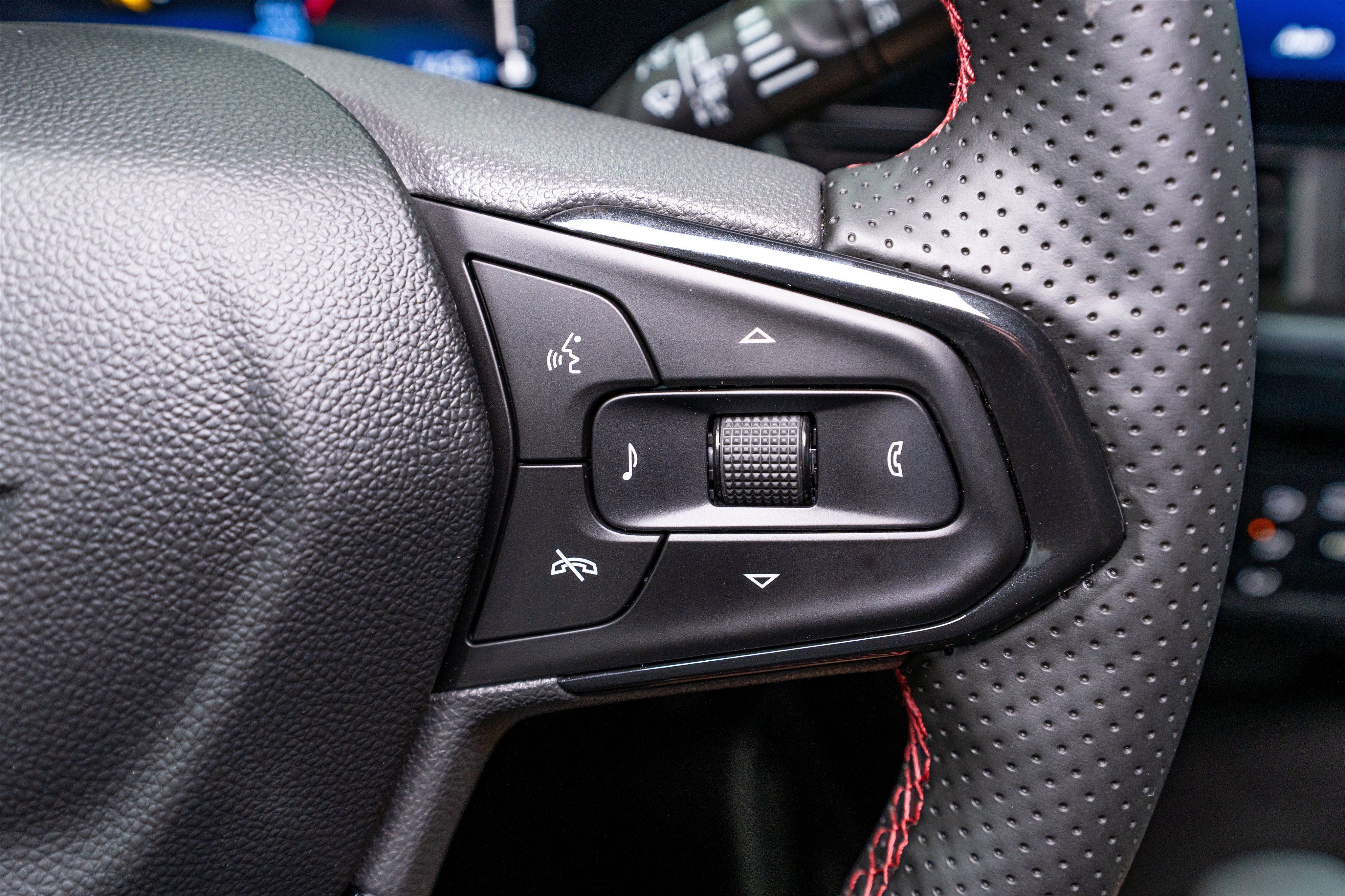 Used 2025 Chevrolet Trax RS w/ Driver Confidence Package FWD image 24
