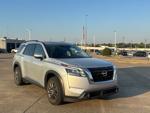 Certified 2025 Nissan Pathfinder SV FWD image 1