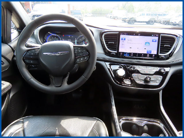 Used 2025 Chrysler Pacifica Limited FWD image 11