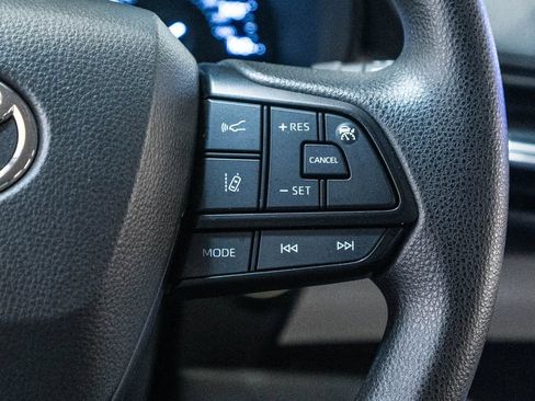 Certified 2025 Toyota Sienna LE FWD image 19