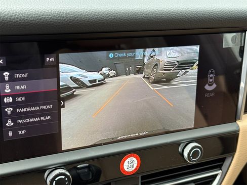 Used 2025 Porsche Macan image 24