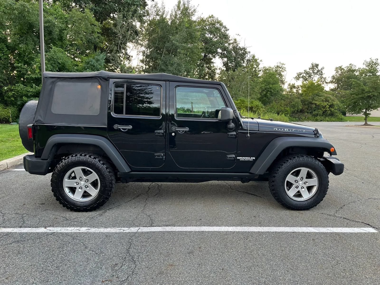Used 2012 Jeep Wrangler Unlimited Rubicon w/ Connectivity Group AWD/4WD image 6